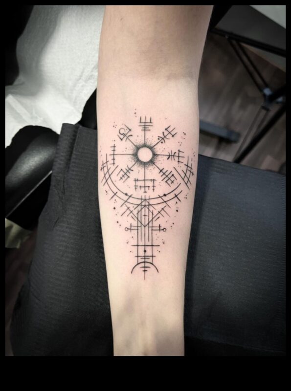 Secret Strokes: Artistry που αποκαλύφθηκε σε κρυφά σχέδια τατουάζ στον καρπό